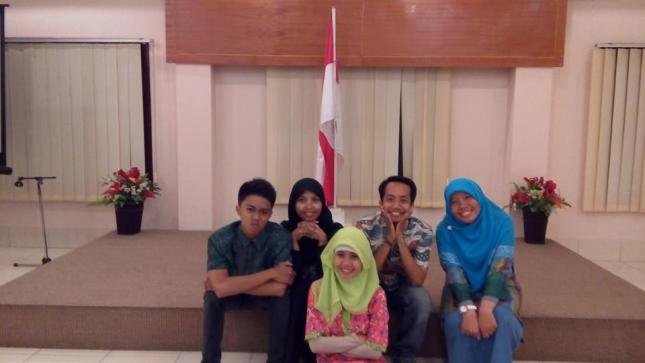 Me, Ikhsan, Nurul, Ilmal and Nisa. 'Lima orang yang tidak jelas' (five unsure people)